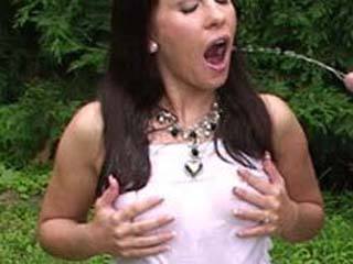 in den Mund pissen Freundin in den Mund pissen